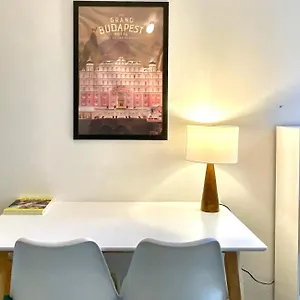 Appartement Charming Bright Sunny Near Canal St Martin, Paris
